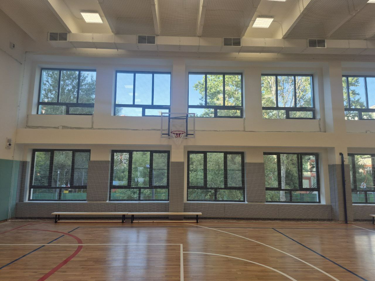 Монтаж заградительной сетки на окна в школьном спортивном зале компанией Instalsportе Монтаж заградительной сетки на окна в школьном спортивном зале