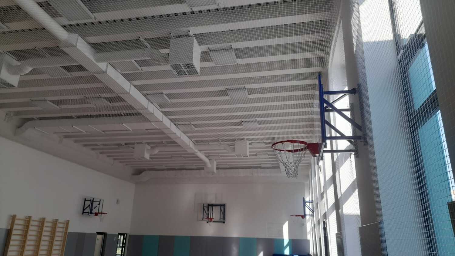 Монтаж защитной сетки в спортивном зале компанией Instalsport Монтаж защитной сетки в спортивном зале