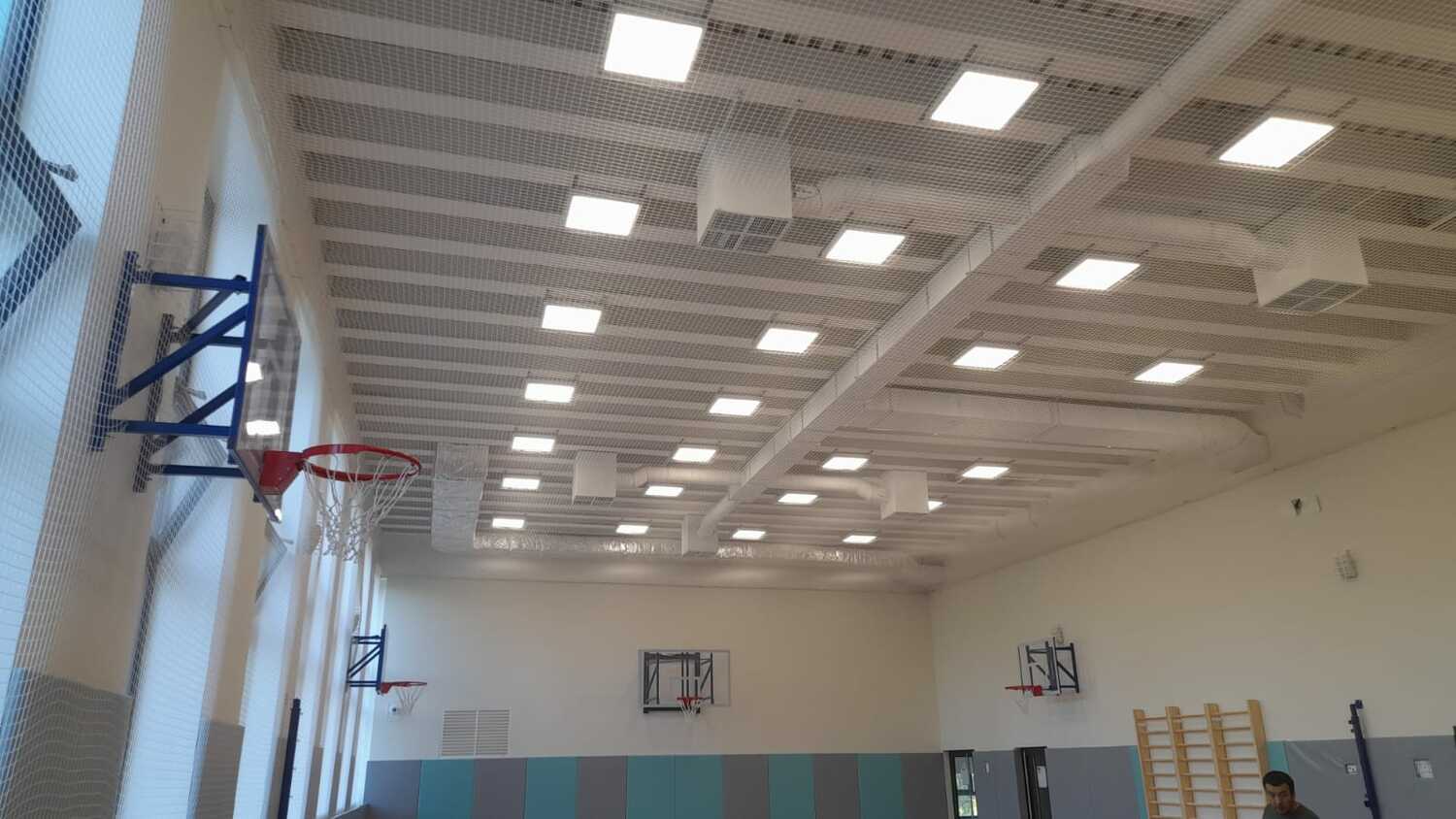 Монтаж заградительнойсетки в спортзале компанией Instalsport Монтаж заградительной сетки в спортзале