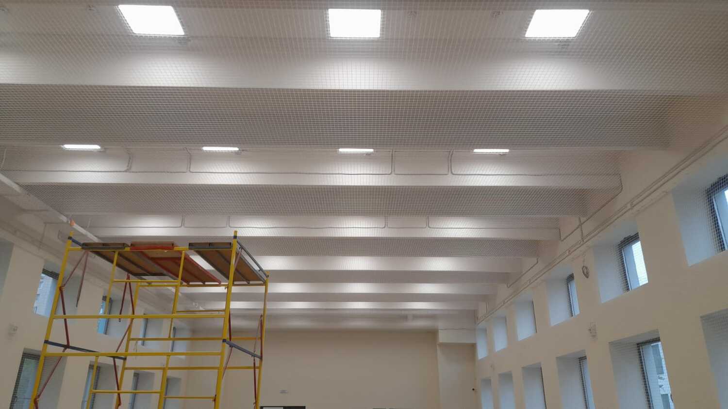 Установка заградительной сетки в школьном спортивном зале компанией Instalsport Установка заградительной сетки в школьном спортивном зале